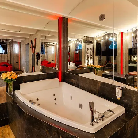 Royal Hot Jucuzzi Apartment Lviv Exterior photo